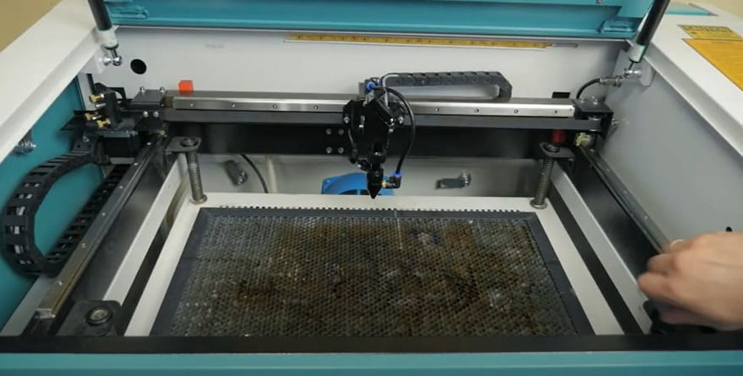 Глубина опускания стола